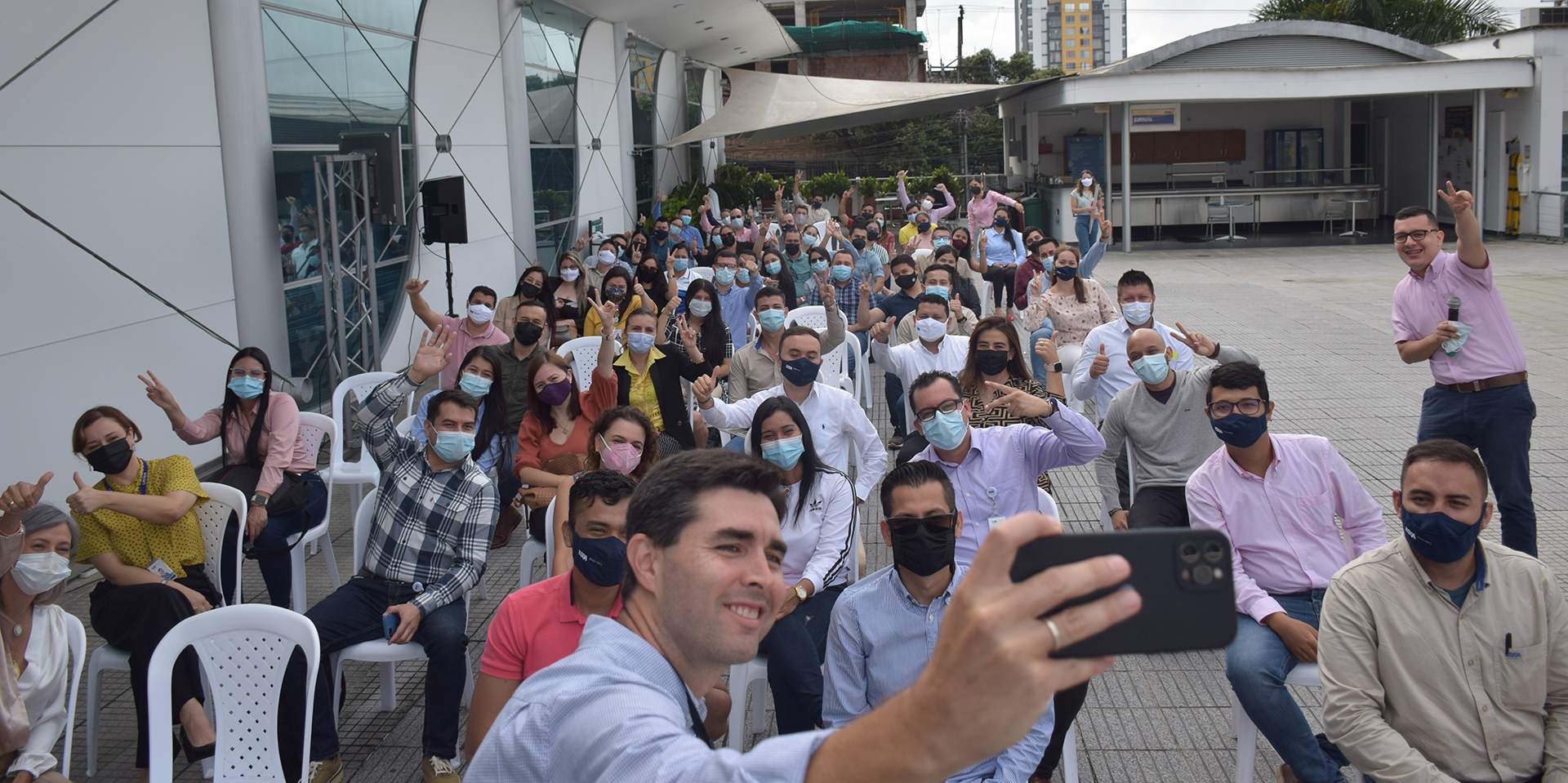 imagen del gerente y nuevos trabajadores ESSA imagen del gerente y nuevos trabajadores ESSA